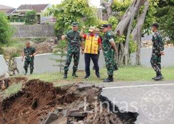 TNI AD Respon Cepat Buka Akses Jalan, Bangun Jembatan di Kemang Pratama