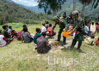 Makan Bersama, TNI Bangun Kedekatan Emosional Dengan Warga Dambed, Papua Pegunungan.