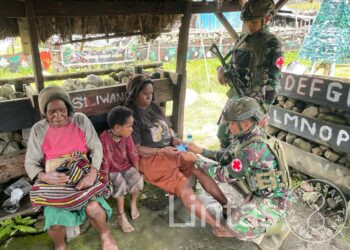 Tidak Memiliki Kendaraan, Warga Berobat di Pos Sinak Bandara Satgas Yonif 700