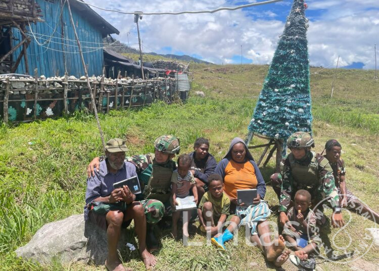 Satgas Yonif 700/WYC Bagikan Al Kitab pada Warga Kampung Gigobak Sinak Papua