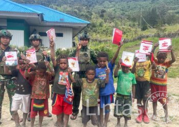 Gratis, Danpos Mayuberi Satgas 700 Bagikan Buku dan Alat Tulis