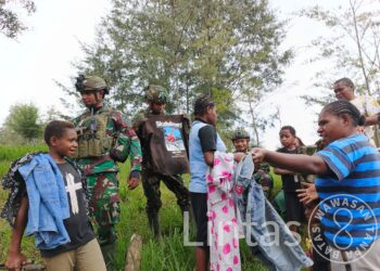 Aksi Sosial Pos Kodim Persiapan Satgas 700, Berbagi Pakaian di Kampung Wako Distrik Gome