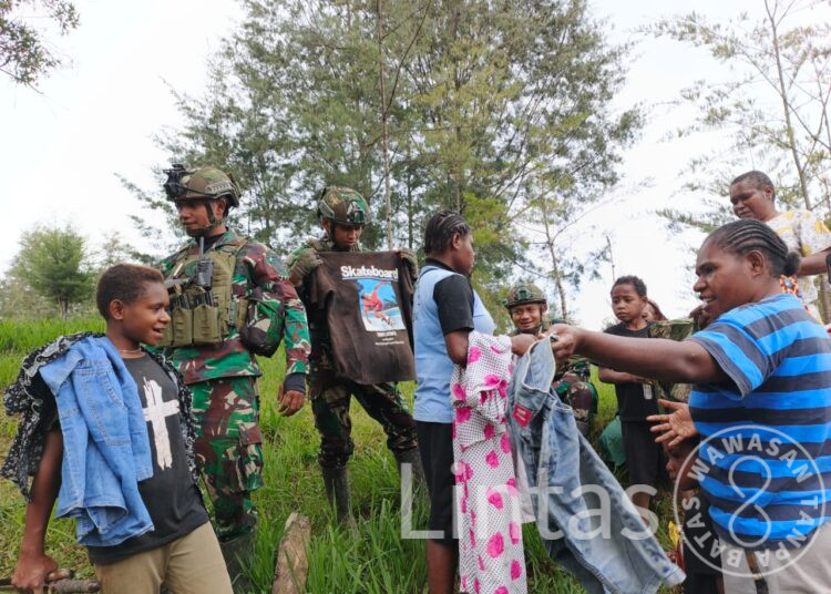 Aksi Sosial Pos Kodim Persiapan Satgas 700, Berbagi Pakaian di Kampung Wako Distrik Gome