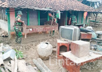 Ratusan Babinsa Kodim 0813/Bojonegoro Berjibaku Bersihkan Lumpur Pasca Banjir Bandang