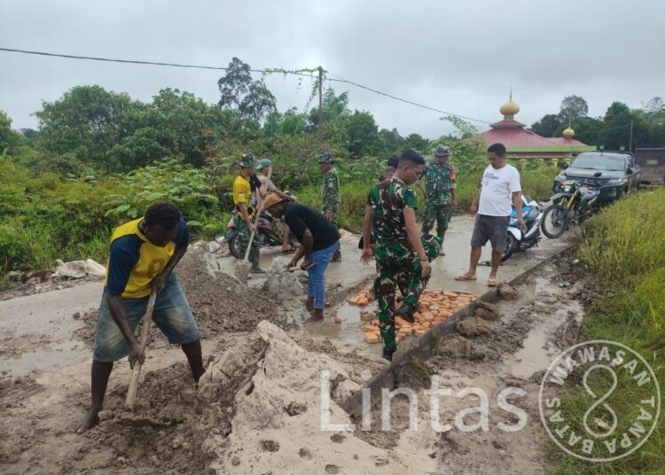 Satgas Yonif 141/AYJP Pos Senggo bersama Warga Perbaiki Jalur Transportasi