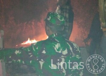 Aksi Sigap Anggota Koramil 02/Watumalang Padamkan Kebakaran Rumah