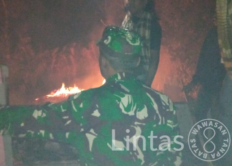Aksi Sigap Anggota Koramil 02/Watumalang Padamkan Kebakaran Rumah
