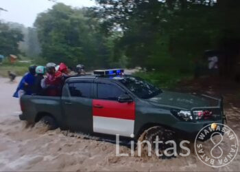 Sigap Hadapi Banjir, Satgas Yonif 741/GN Bantu Warga Seberangi Sungai Welaus di Perbatasan