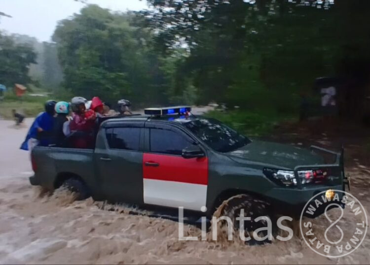 Sigap Hadapi Banjir, Satgas Yonif 741/GN Bantu Warga Seberangi Sungai Welaus di Perbatasan