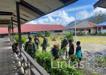 Satgas TNI dan Warga Sinak Papua, Kompak bersihkan Sekolah
