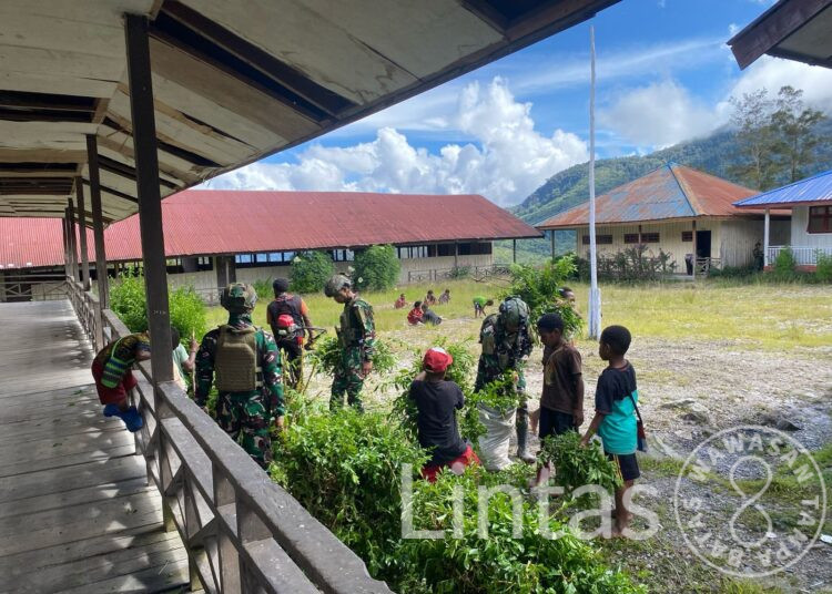 Satgas TNI dan Warga Sinak Papua, Kompak bersihkan Sekolah
