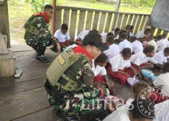 Satgas Yonif 733/Masariku Berbagi Kasih, Bagikan Makanan Bergizi untuk Siswa SD Rimba ST Aloysius Mumugu