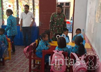 Babinsa Koramil 1805-01/Waisai Kawal Distribusi Program Makan Bergizi untuk Siswa SD di Raja Ampat