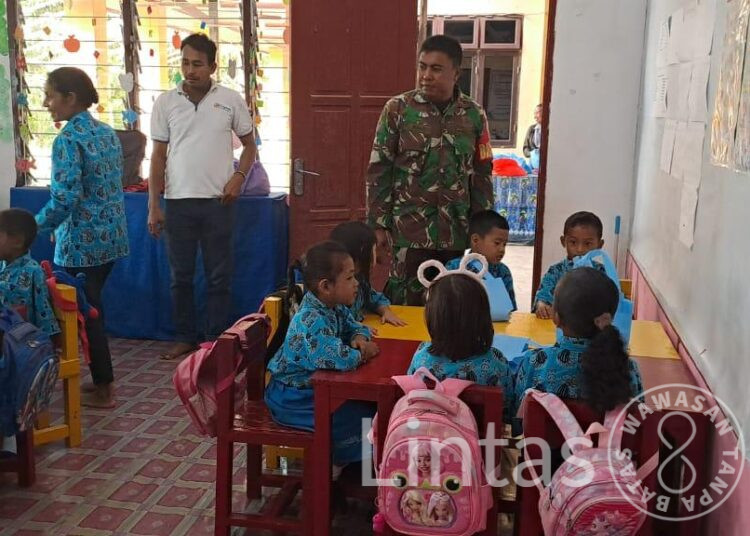 Babinsa Koramil 1805-01/Waisai Kawal Distribusi Program Makan Bergizi untuk Siswa SD di Raja Ampat