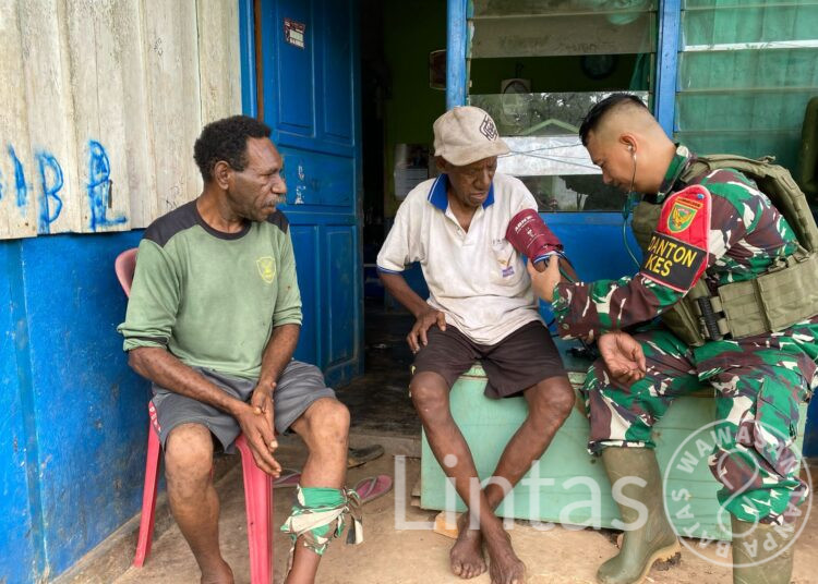 Keliling Kampung Binaan, Satgas Yonif 144/JY Sambangi Rumah Warga Berikan Layanan Kesehatan