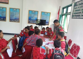Babinsa Koramil 1806-02/Babo Tanamkan Nasionalisme Sejak Dini Melalui Bimbingan Belajar