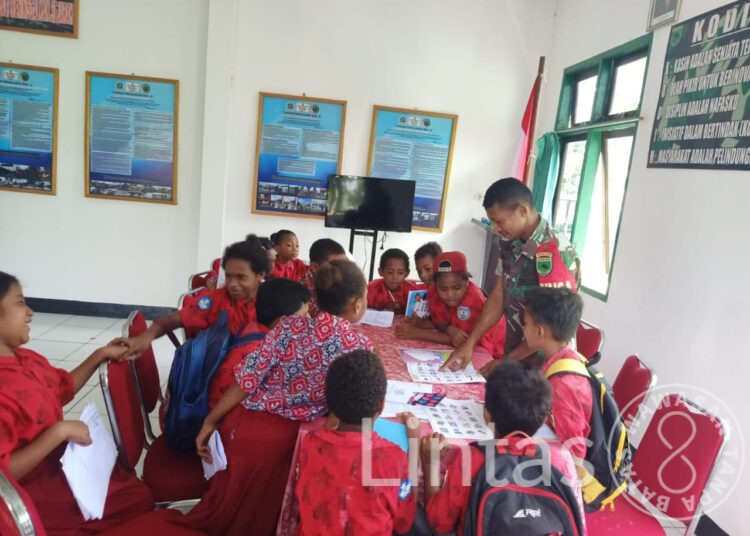 Babinsa Koramil 1806-02/Babo Tanamkan Nasionalisme Sejak Dini Melalui Bimbingan Belajar