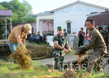 Dandim 1407/Bone dan Forkopimda Gelar Kerja Bakti Pagi, Bersihkan Sampah dan Sungai