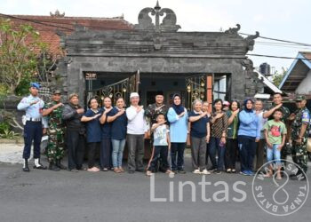 Indahnya Toleransi, Lanud Husein Sastranegara dan Masyarakat Umat Hindu Bagikan Ta’jil
