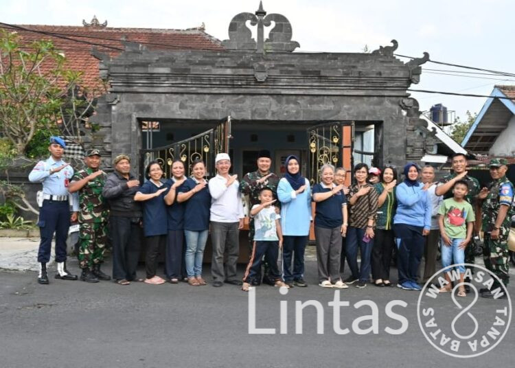 Indahnya Toleransi, Lanud Husein Sastranegara dan Masyarakat Umat Hindu Bagikan Ta’jil