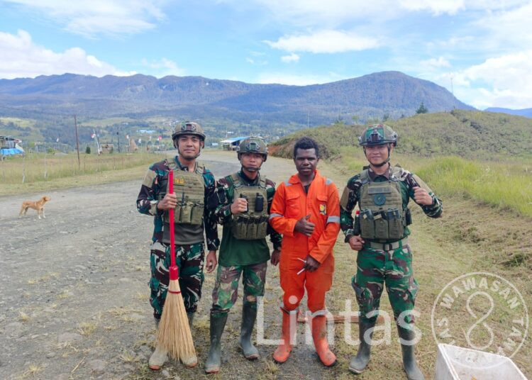 Satgas TNI Menjadi Motivator Kebersihan Lingkungan