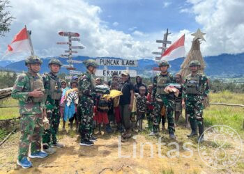 Berbagi Kasih Wujudkan Bahagia Di Kab. Puncak, Satgas TNI Berbagi Pakaian
