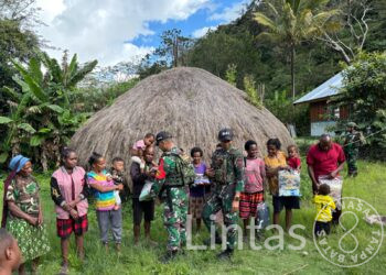 TNI Bagikan Selimut Baru untuk Warga Kampung Eroma