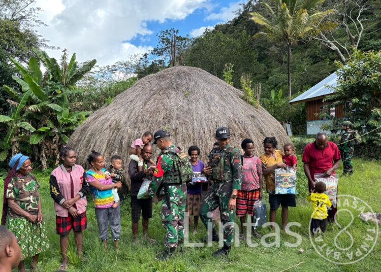 TNI Bagikan Selimut Baru untuk Warga Kampung Eroma