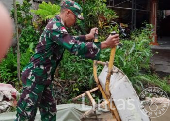 Ringankan Pekerjaan Warga, Babinsa Sekura Bantu Cor Jalan Desa