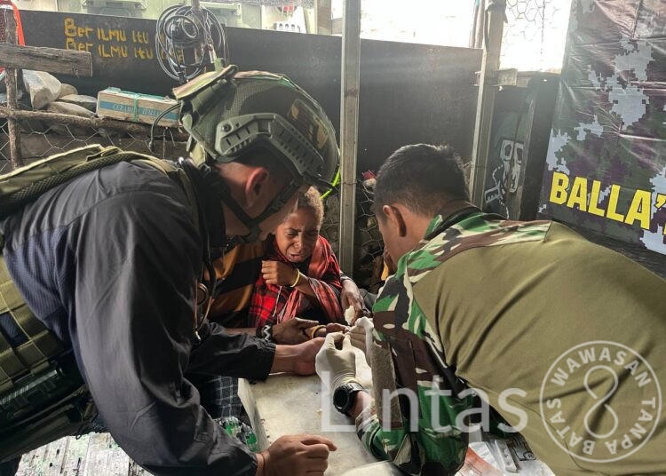 Tim Medis Satgas Yonif 700/WBC Tangani Pasien Malaria Warga Distrik Ilaga Papua