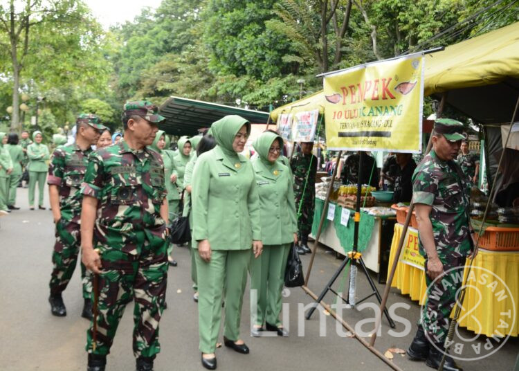 Masyarakat Serbu Bazar Murah Kodam III/Slw