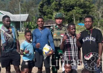 TNI Berbagi Semangat Olahraga di Kampung Gigobak, Sinak: Satgas TNI Donasikan Sarana Olahraga