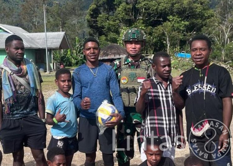 TNI Berbagi Semangat Olahraga di Kampung Gigobak, Sinak: Satgas TNI Donasikan Sarana Olahraga