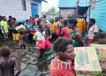 Babinsa Koramil Kimaam Salurkan Sembako untuk Warga Terdampak Banjir Rob