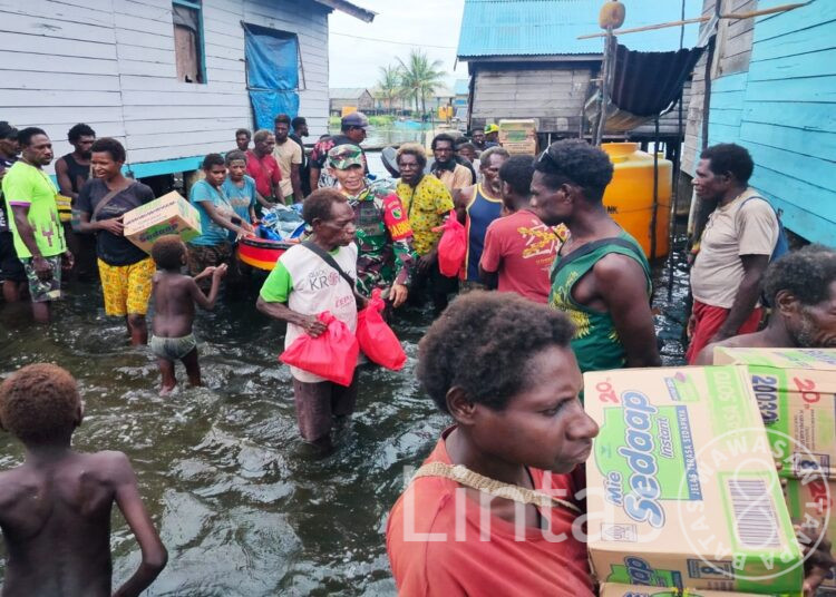 Babinsa Koramil Kimaam Salurkan Sembako untuk Warga Terdampak Banjir Rob