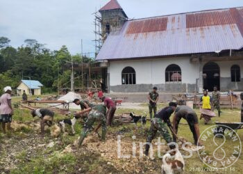 Dedikasi Satgas Yonif 501 Kostrad Gotong Royong Bangun Gereja di Kampung Sorry