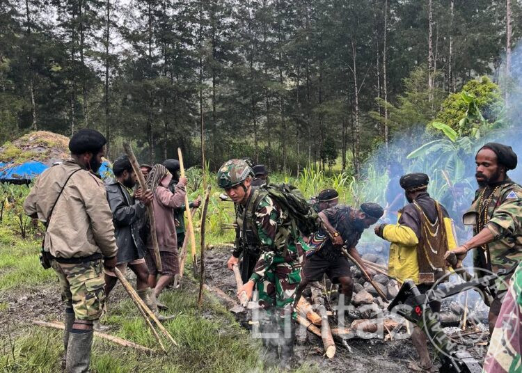 Partisipasi Satgas TNI Pada Kegiatan Bakar Batu di Kampung Amungi Distrik Ilaga Utara Papua