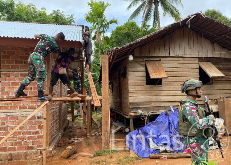 Aksi Nyata Bersama Warga, Satgas Yonif 144/JY Bahu Membahu Dirikan RTLH di Perbatasan