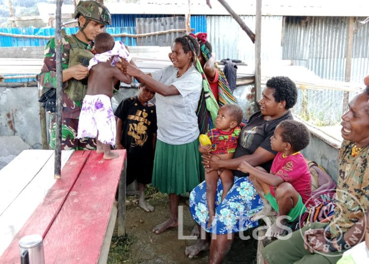Distrik Sinak Tersenyum, Satgas TNI Bagikan Pakaian Anak Layak Pakai