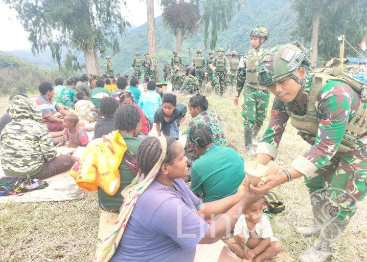 Keakraban TNI-Warga Kampung Dambed Terjalin Lewat Makan Bersama