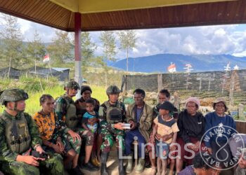 Prajurit Yonif 700/Wyc Ibadah Bersama Sambil Berbagi Alkitab, Pos Eromaga Dapat Simpatik Dari Warga Sekitar