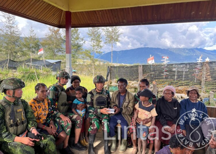 Prajurit Yonif 700/Wyc Ibadah Bersama Sambil Berbagi Alkitab, Pos Eromaga Dapat Simpatik Dari Warga Sekitar