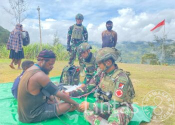 Jalin Silaturahmi, Pos Pintu Jawa Satgas Yonif 700/Wyc Laksanakan Anjangsana ke Kampung Wombru Distrik Sinak
