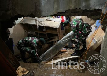 Aksi Cepat Tanggap Yonif 330 Kostrad, Bantu Penanggulangan Bencana Banjir di Sumedang