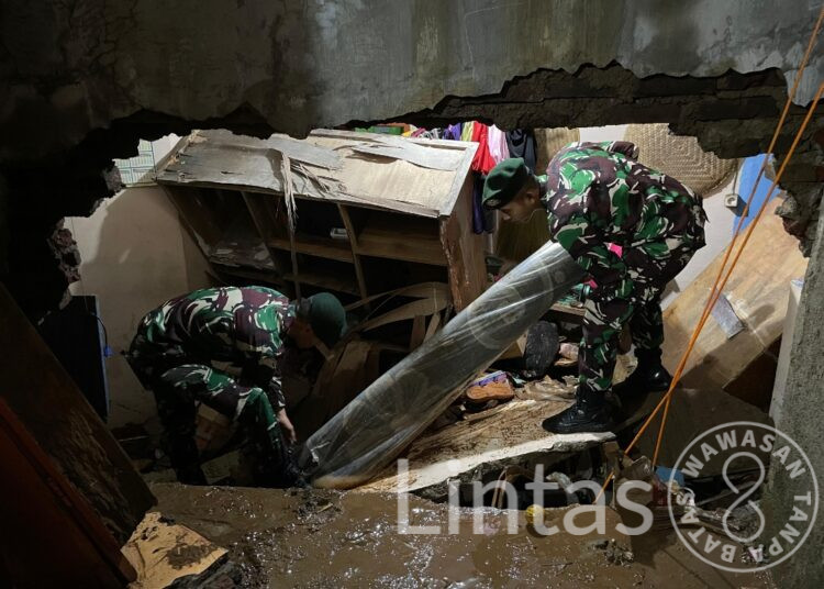 Aksi Cepat Tanggap Yonif 330 Kostrad, Bantu Penanggulangan Bencana Banjir di Sumedang