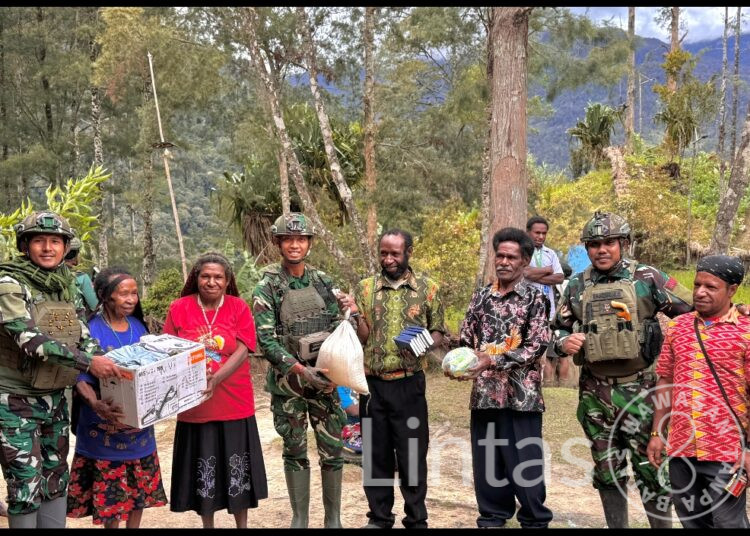 Bantu Warga Kampung Wuloni Distrik Ilaga, Pos TNI Bagikan Sargal