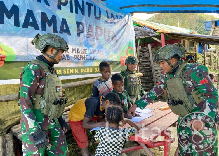 Saat TNI Jadi Guru di Pedalaman Papua