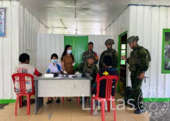 Kolaborasi Tenaga Kesehatan Satgas TNI dengan Tenaga Kesehatan Puskesmas Beoga Beri Yankes Gratis