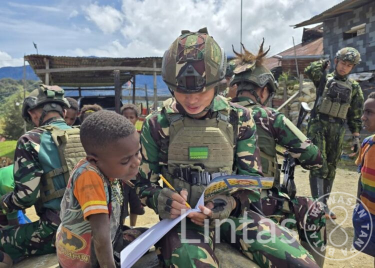 Kembangkan Kreatifitas Anak Papua, Satgas TNI Ajarkan Menggambar dan Mewarnai