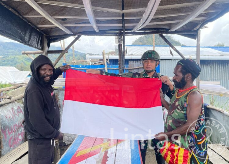 Tokoh Adat Papua Datangi Pos TNI Meminta Bendera Merah Putih Untuk Dikibarkan